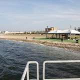 Del resto non � una coincidenza che proprio in questa parte di citt� sorga una delle scuole di surf della citt�: la Big air. L'associazione opera sotto un capannone dal tetto bianco, qualche centinaio di metri pi� a sud di quei locali all�aperto che animano la movida estiva della zona (foto di Antonio Caradonna)